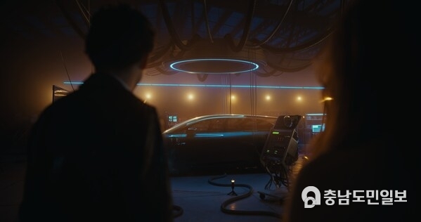 The Groom and his bride, portrayed by Timothée Chalamet and Larsen Thompson, respectively, stumble upon a Lucid Gravity at a remote government facility in Lucid’s latest creative campaign, “Driven.” The Groom and his bride, portrayed by Timothée Chalamet and Larsen Thompson, respectively, stumble upon a Lucid Gravity at a remote government facility in Lucid’s latest creative campaign, “Driven.”