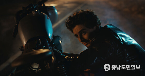 The Groom, portrayed by Timothée Chalamet, attempts to fix his motorcycle in Lucid’s latest creative campaign, “Driven.” The Groom, portrayed by Timothée Chalamet, attempts to fix his motorcycle in Lucid’s latest creative campaign, “Driven.”