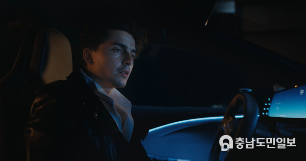 The Groom, portrayed by Timothée Chalamet, sits inside the cockpit of Lucid Gravity in Lucid’s latest creative campaign, “Driven.” The Groom, portrayed by Timothée Chalamet, sits inside the cockpit of Lucid Gravity in Lucid’s latest creative campaign, “Driven.”