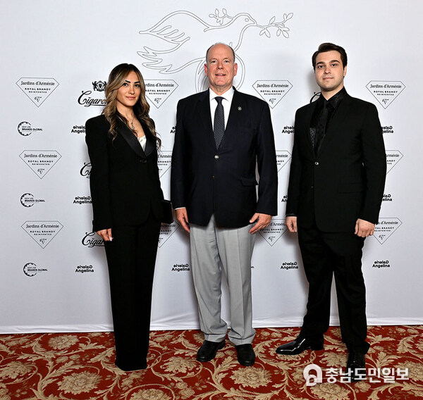 From right to left: Armen Pogossian, Owner Cigaronne and Newline Brands Global LLC, H.S.H. Prince Albert II of Monaco, Siname Pogossian Founder Galerie Angelina From right to left: Armen Pogossian, Owner Cigaronne and Newline Brands Global LLC, H.S.H. Prince Albert II of Monaco, Siname Pogossian Founder Galerie Angelina