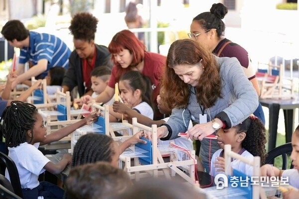 Brazilian kids learning how to weave during the exhibition Brazilian kids learning how to weave during the exhibition