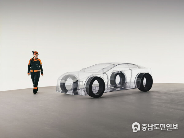 A dedicated Sandvik engineer walks around the eNimon, assessing the eNimon, which highlights the critical, often unseen, reliance on robust mining infrastructure to power the EV future. A dedicated Sandvik engineer walks around the eNimon, assessing the eNimon, which highlights the critical, often unseen, reliance on robust mining infrastructure to power the EV future.