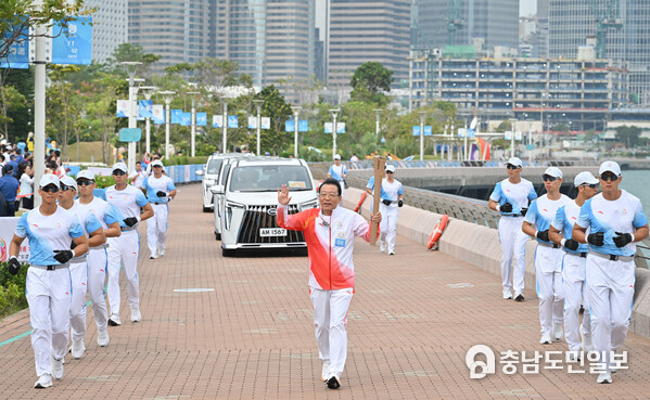 Feng Xingya carried the National Games Torch in the relay Feng Xingya carried the National Games Torch in the relay