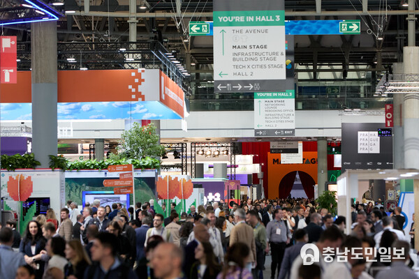Attendees walk through the halls of Smart City Expo 2025 Attendees walk through the halls of Smart City Expo 2025