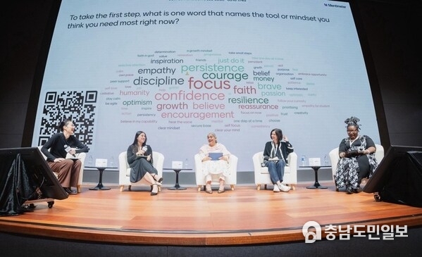Yvette Kong and Anna Yao from Project Melo moderated a panel with Yidan Prize laureates, Dr Rukmini Banerji, Professor Usha Goswami, and Angeline Murimirwa, about their turning points as educators. Yvette Kong and Anna Yao from Project Melo moderated a panel with Yidan Prize laureates, Dr Rukmini Banerji, Professor Usha Goswami, and Angeline Murimirwa, about their turning points as educators.