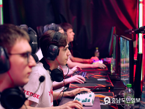 Phygital athletes competing against each other on the digital side of phygital Phygital athletes competing against each other on the digital side of phygital