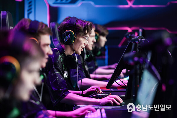 Phygital athletes competing against each other on the digital side of phygital Phygital athletes competing against each other on the digital side of phygital