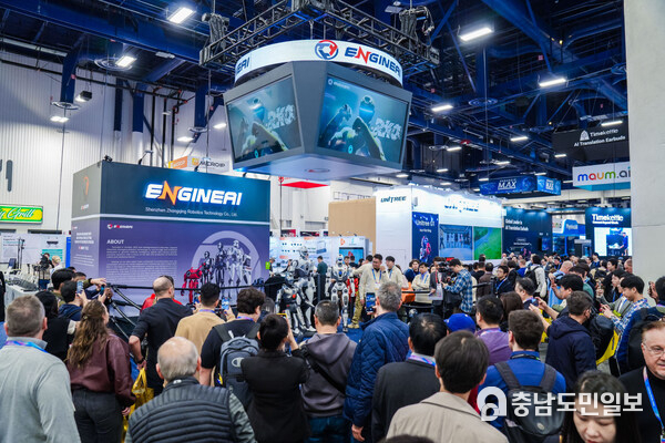 The ENGINEAI booth attracted steady visitor interest. The ENGINEAI booth attracted steady visitor interest.
