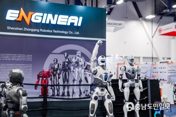 T800, a full-scale, high-efficiency universal humanoid robot making its global debut. T800, a full-scale, high-efficiency universal humanoid robot making its global debut.