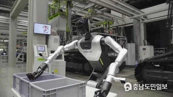 Zoomlion's humanoid robot performs sorting tasks on the factory floor Zoomlion's humanoid robot performs sorting tasks on the factory floor