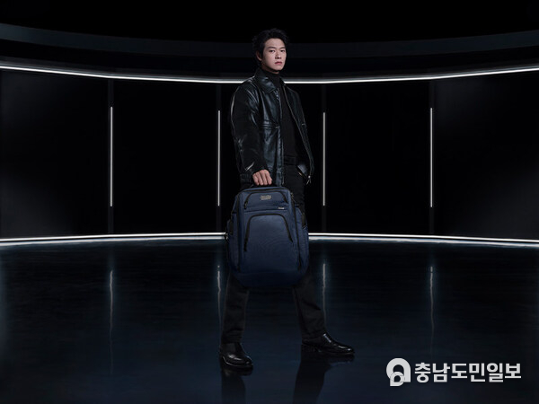 Wei Daxun pictured with the Alpha TUMI Brief Pack™ in Navy. Wei Daxun pictured with the Alpha TUMI Brief Pack™ in Navy.