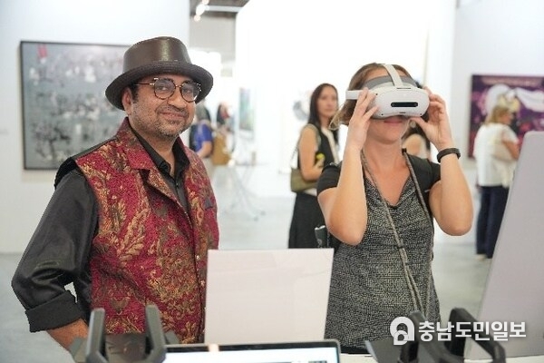 Art enthusiasts explore digital exhibitions of the CGTN Art Series at ART SG in Singapore, January 23, 2026. /CGTN Art enthusiasts explore digital exhibitions of the CGTN Art Series at ART SG in Singapore, January 23, 2026. /CGTN