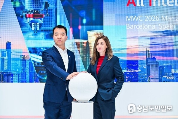 Ethan Liu (VP of Huawei Data Communication Router Domain) and Ana Sánchez (CFO of ALEA) at the release ceremony Ethan Liu (VP of Huawei Data Communication Router Domain) and Ana Sánchez (CFO of ALEA) at the release ceremony
