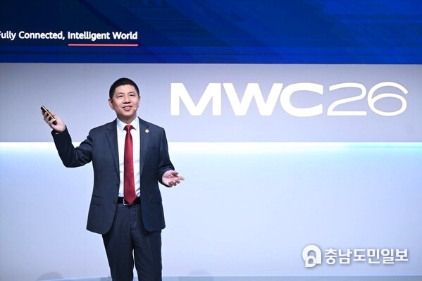 Leon Wang, President of Huawei's Data Communication Product Line, unveils the NG WAN architecture Leon Wang, President of Huawei's Data Communication Product Line, unveils the NG WAN architecture
