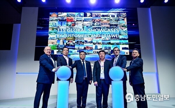 from left to right: Len De Villiers, Chief Technology and Information Officer of Eskom; Zhang Liangang, Chief Scientist of Shandong Port Group; Nicholas Ma, Corporate Vice President, President Global Gov. & Enterprise Key Accounts, Huawei; Dennis Uy, CEO and Co-Founder of Converge ICT; Dr. Juan Abarca Cidón, President of HM Hospitales; and Su Yila, Deputy Director of PetroChina (Beijing) Digital Intelligent Research Institute Co., Ltd, CNPC from left to right: Len De Villiers, Chief Technology and Information Officer of Eskom; Zhang Liangang, Chief Scientist of Shandong Port Group; Nicholas Ma, Corporate Vice President, President Global Gov. & Enterprise Key Accounts, Huawei; Dennis Uy, CEO and Co-Founder of Converge ICT; Dr. Juan Abarca Cidón, President of HM Hospitales; and Su Yila, Deputy Director of PetroChina (Beijing) Digital Intelligent Research Institute Co., Ltd, CNPC