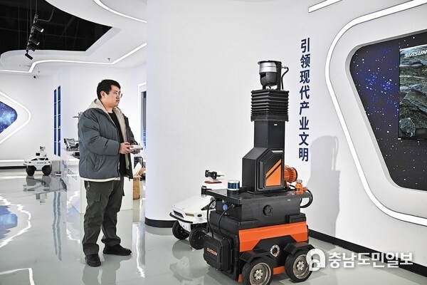 A staff member of Tianjin Siasun Intelligent Technology operates a mine inspection robot in the Beijing-Tianjin Zhongguancun Tech Town in Tianjin. A staff member of Tianjin Siasun Intelligent Technology operates a mine inspection robot in the Beijing-Tianjin Zhongguancun Tech Town in Tianjin.