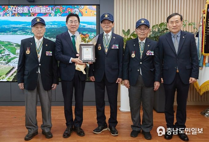 감사패 전달 기념사진