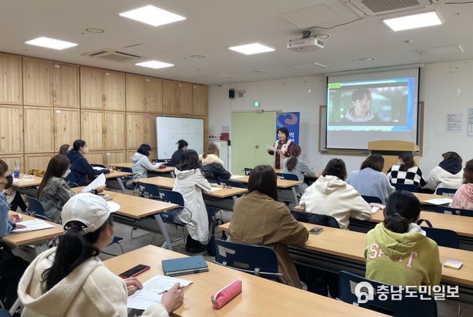 천안시다문화가족지원센터가 결혼이민자와 중도입국자녀 등을 위한 한국어 교육 프로그램 모습.