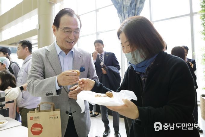 박상돈 천안시장이 지난 25일 베리베리 빵빵데이 호두과자 굽기 체험행사에 참여한 시민들과 이야기를 나누고 있다.