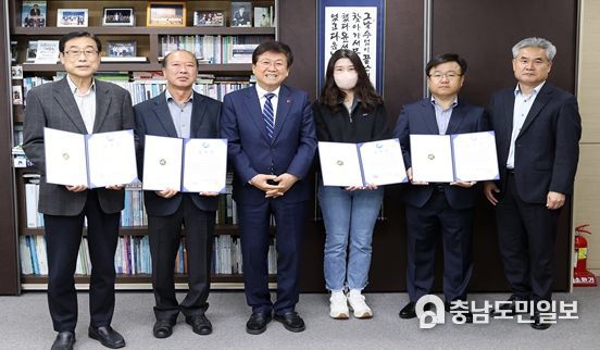 30일, 최교진 교육감이 진로교육원 공사 완료 기여자들에게 감사장을 전달하고 기념촬영을 하고 있다. (왼쪽부터) 김화봉 ㈜아이티엠건축사 사무소 전무이사, 이명영 ㈜엘텍종합건설 부사장, 최교진 교육감, 나송은 ㈜ 아이티엠건축사사무소 대리, 황수연 ㈜ 광원전력 부장, 안광식 진로교육원장