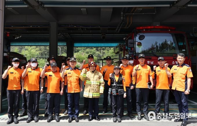 오경진 태안소방서장 및 소방서 직원들과 기념촬영 중인 신경철 의장