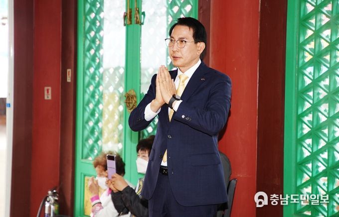이완섭 서산시장이 27일 송곡사에서 열린 봉축 예불에 참석해 서산시의 발전과 시민들의 안녕을 기원했다