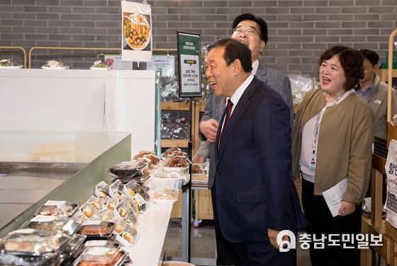 최민호 세종시장, 세종로컬푸드(주) 싱싱장터 도담점 점검