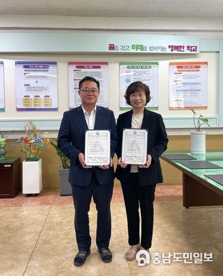 천안시와 성환고등학교의 ‘마음튼튼학교 인증’ 협약 모습