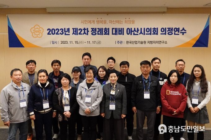 특강을 마치고 의원들이 단체사진을 찍고 있다.