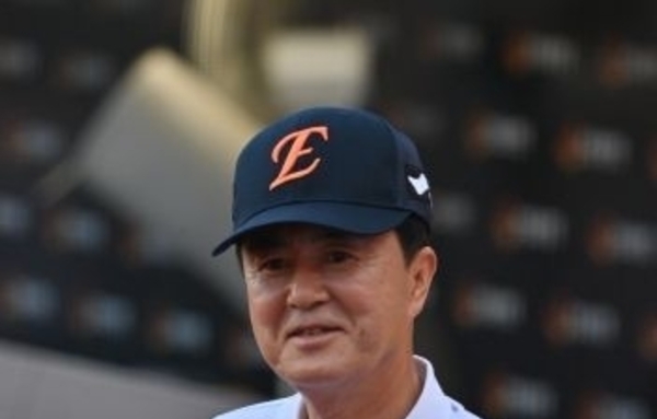 야구장에 피어난 ‘충남의 미래’…김태흠 지사, 도립대 응원 시구