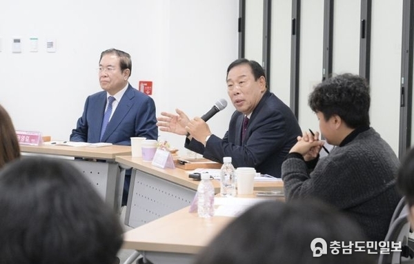 최민호 시장, 교육강사와 인구문제 해법 논의