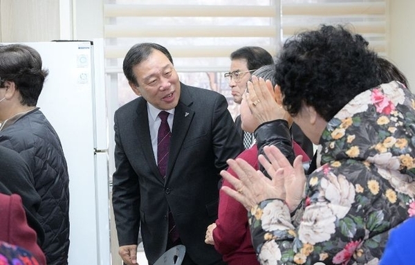 최민호 시장, 밀마루복지마을에서 설맞이 소통