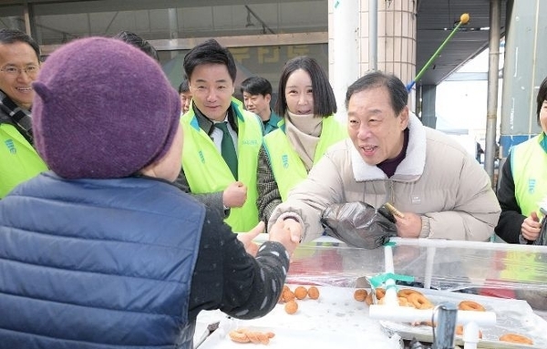 최민호 시장, 세종대평시장서 설 명절 준비