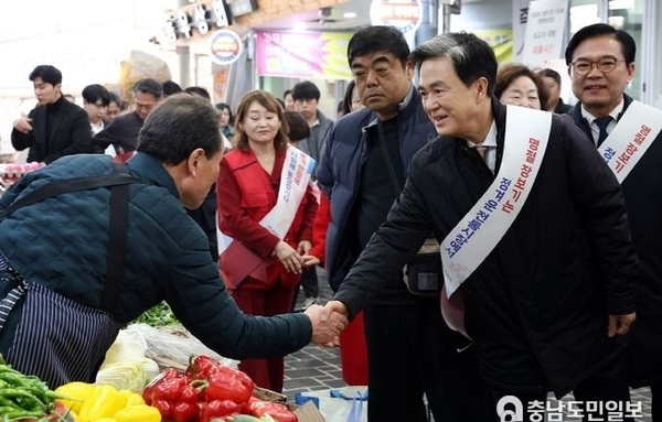 김태흠 충남도지사, 설 명절 앞두고 전통시장 방문