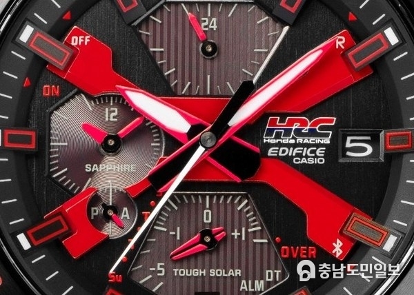 붉은&nbsp;혼다&nbsp;배지에&nbsp;사용된&nbsp;페인트를&nbsp;칠한&nbsp;다이얼 X