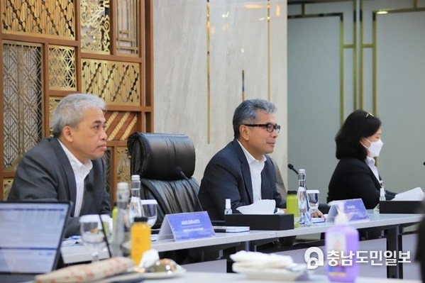 Left to Right: Agus Sudiarto, Risk Management Director BRI; Sunarso, President Director BRI; Viviana Dyah Ayu, Chief Financial Officer BRI.