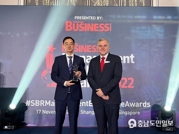 Mr. Johnson Wang receiving the Executive of The Year in Biotechnology category Award