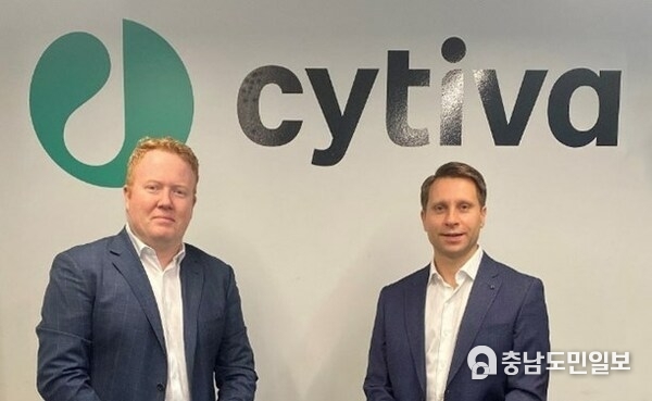 싸이티바의 호주 및 뉴질랜드의 총괄 운영자, 존 인스(좌), 아큐라바이오의 CEO, 기욤 헤리(우) 협약 체결식