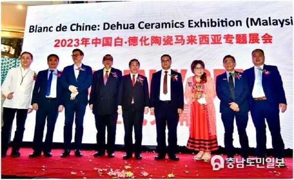 중국&nbsp;동남부&nbsp;푸젠성&nbsp;취안저우시&nbsp;더화현&nbsp;책임자 Fang Junqin(오른쪽에서 4번째)이&nbsp;더화&nbsp;도자전에서&nbsp;내빈들과&nbsp;함께&nbsp;단체&nbsp;사진을&nbsp;촬영했다. 이&nbsp;도자전은&nbsp;이달 11일&nbsp;말레이시아&nbsp;셀랑고르 Sunway Pyramid 쇼핑센터에서&nbsp;개최됐다.