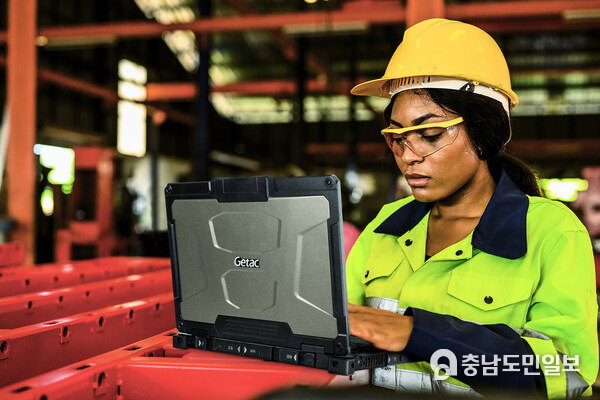 차세대 B360 완전&nbsp;러기드&nbsp;노트북은&nbsp;매일&nbsp;까다로운&nbsp;환경에서&nbsp;일하는&nbsp;전문가들에게&nbsp;우수한&nbsp;연결성, 신뢰도&nbsp;및&nbsp;컴퓨팅&nbsp;성능을&nbsp;제공한다.