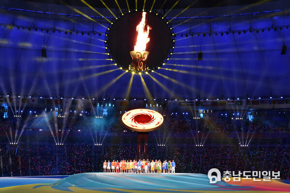 성화대 점화. UIS