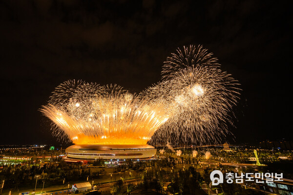 개막식에서 진행 중인 불꽃놀이쇼. UIS