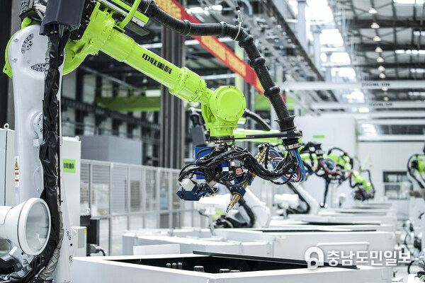 Inside the intelligent factory in the Earth-moving Machinery Park of Zoomlion Smart Industrial City