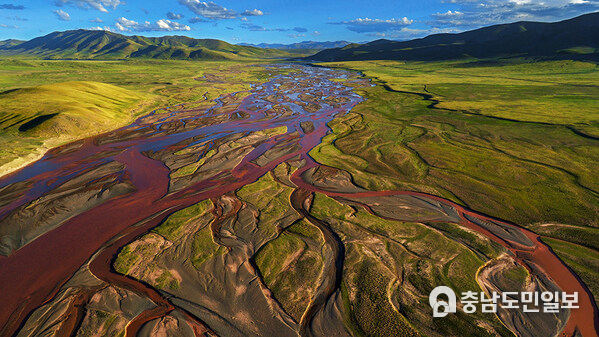 Chumar River of the northern source of the Yangtze River, which is located in the Three-River-Source National Park.