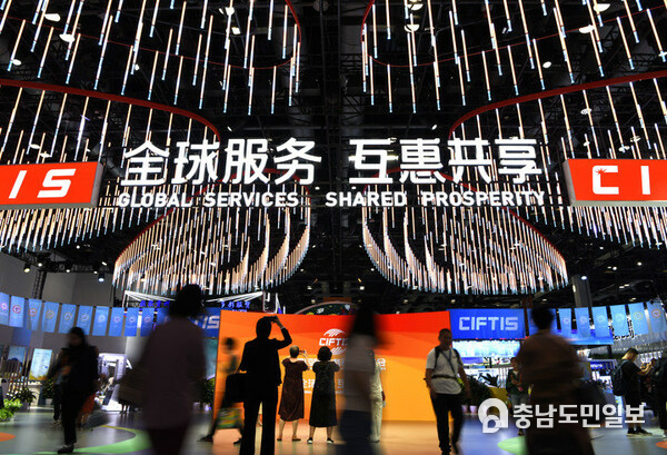 People visit the 2023 China International Fair for Trade in Services (CIFTIS) at China National Convention Center in Beijing, capital of China, Sept. 4, 2023. Themed "Opening-up leads development, cooperation delivers the future," the 2023 CIFTIS is held in Beijing from Sept. 2 to 6. (Xinhua/Wu Wei)