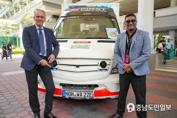Photo 2: [left to right] HE Dr Peter Blomeyer, German Ambassador to Malaysia and Steven Penafort, Managing Director of First Ambulance standing in front of Malaysia’s first sustainable ambulance
