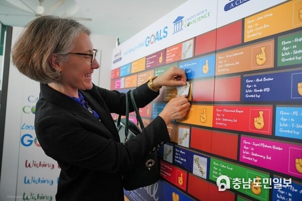 Photo 3: HE Ailsa Terry UK High Commissioner to Malaysia granting a child’s wish through the Wishing Wall