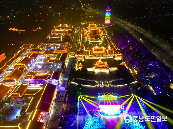 Photo shows the scene of the Mid-Autumn Festival lantern show in Kunshan Huiju Square Light Area. (Provided by Kunshan Converged Media Center/Yuan Xinyu)