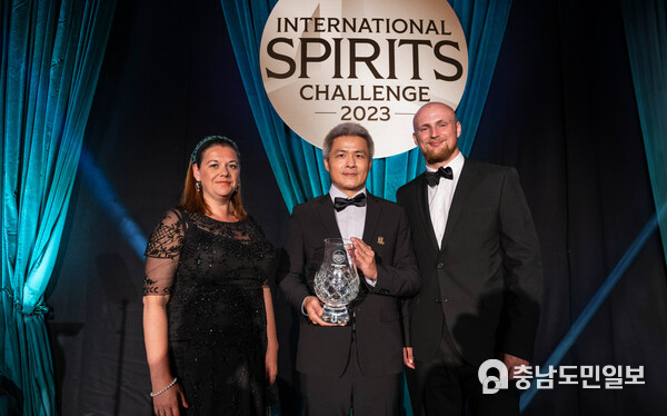Senior Blender Zerose Yang proudly accepted the ISC World Whisky Producer of the Year trophy on behalf of the brand.