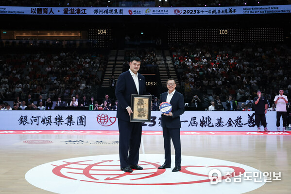 Yao Ming(좌)과 Francis Lui(우) Galaxy Entertainment Group 부회장이 기념품을 교환하고 있다